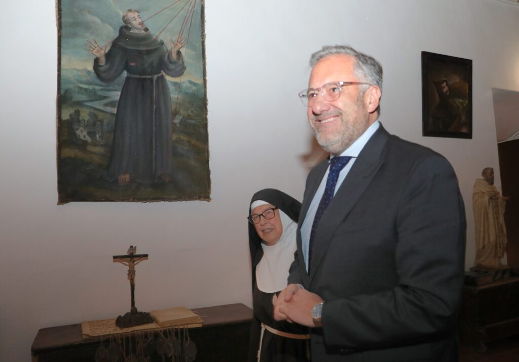 El presidente de las Cortes de Castilla y León, Carlos Pollán; junto al presidente de la fundación Castila y León, Juan Zapatero; y a sor Micaela,presenta en el Monasterio de santa Clara las jornadas de repostería de convento Dulce Tentación' en Carrión de los Condes (Palencia). Brágimo / ICAL