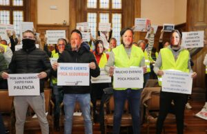 Protesta y desalojo de policías locales en el pleno del Ayuntamiento de Palencia. / Brágimo (ICAL)