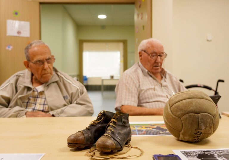 Taller de personas mayores para ejercitar los recuerdos a través del fútbol, en la residencia Domus de Arroyo de la Encomienda (Valladolid)