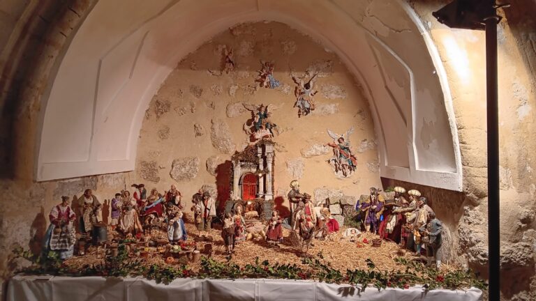 FOTO 2. Otro belén napolitano, en el arco de la pila bautismal