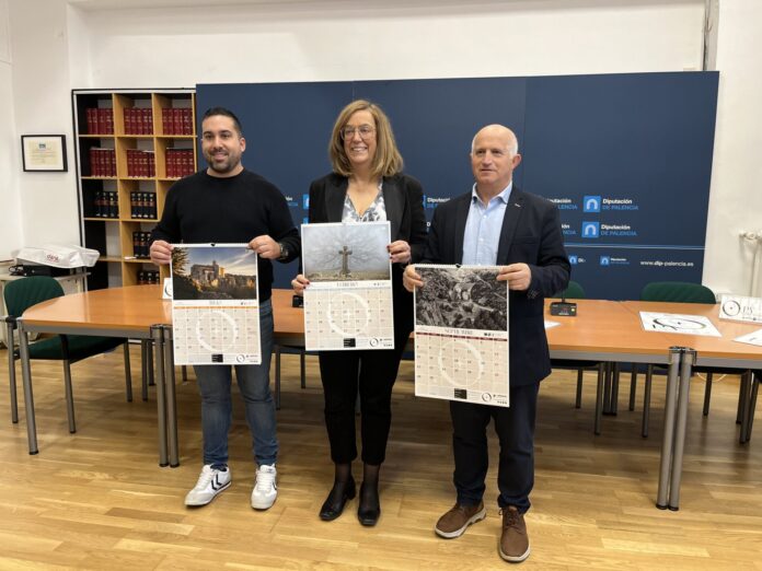 Presentación de los calendarios de la Diputación de Palencia. En la fotografía: Ángeles Armisén, en el centro, acompañada de los diputados provinciales, Urbano Alonso (derecha) y Francisco Pérez (izquierda) Presentación de los calendarios de la Diputación de Palencia. En la fotografía: Ángeles Armisén, en el centro, acompañada de los diputados provinciales, Urbano Alonso (derecha) y Francisco Pérez (izquierda)