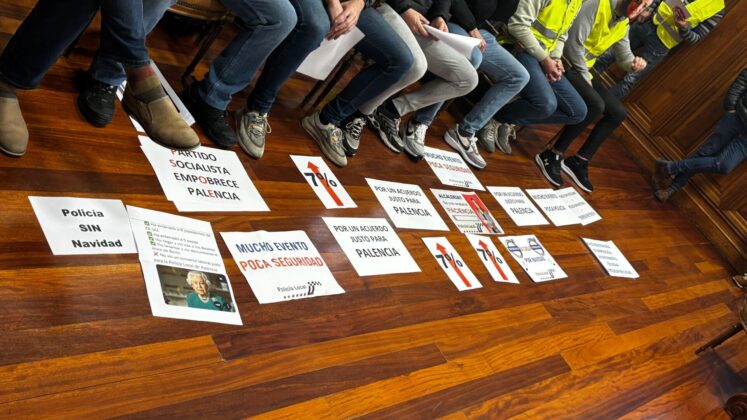 Protesta Sindicatos Policía Local de Palencia en el Pleno del Ayuntamiento