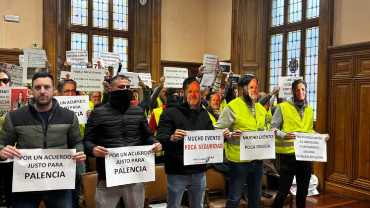 Protesta Sindicatos Policía Local de Palencia en el Pleno del Ayuntamiento