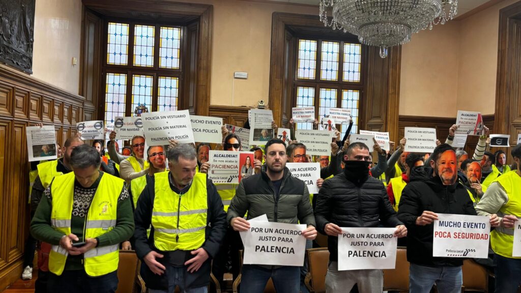 Protesta Sindicatos Policía Local de Palencia en el Pleno del Ayuntamiento