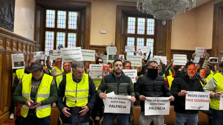 Protesta Sindicatos Policía Local de Palencia en el Pleno del Ayuntamiento