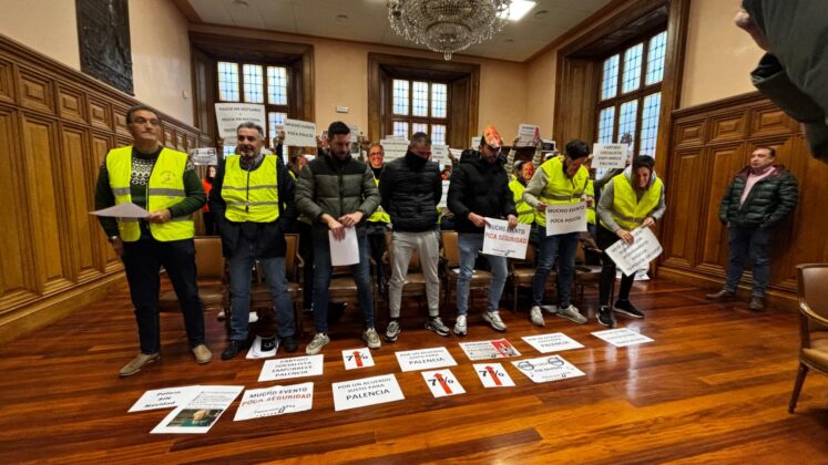 Protesta Sindicatos Policía Local de Palencia en el Pleno del Ayuntamiento