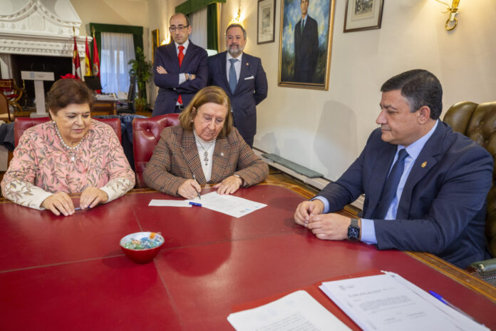 El presidente de la Diputacion de Avila, Carlos García, y Lydia Jiménez, directora general del Instituto Secular Cruzadas de Santa Maria, firman la compraventa del Edificio de Centros Universitarios.