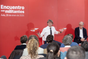 El secretario general electo del PSCyL mantiene un encuentro con militantes de Ávila. / ICAL