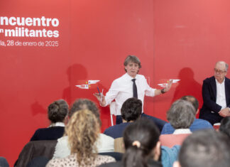 El secretario general electo del PSCyL mantiene un encuentro con militantes de Ávila. / ICAL