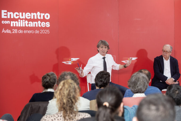 El secretario general electo del PSCyL mantiene un encuentro con militantes de Ávila. / ICAL