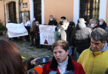 Protesta de la Plataforma Stop Biogás en el fachada del Ayuntamiento de Paredes de Nava(Palencia)