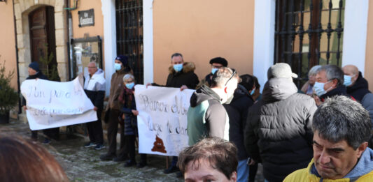 Protesta de la Plataforma Stop Biogás en el fachada del Ayuntamiento de Paredes de Nava(Palencia)