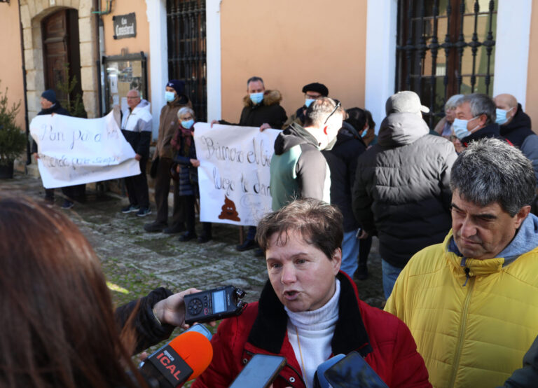 Protesta de la Plataforma Stop Biogás en el fachada del Ayuntamiento de Paredes de Nava(Palencia)