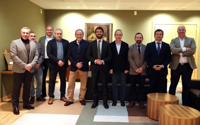 El portavoz parlamentario de Vox mantiene una reunión de trabajo con representantes de FEPORCyL, ASFACyL, COPA COGECA y del sector avícola