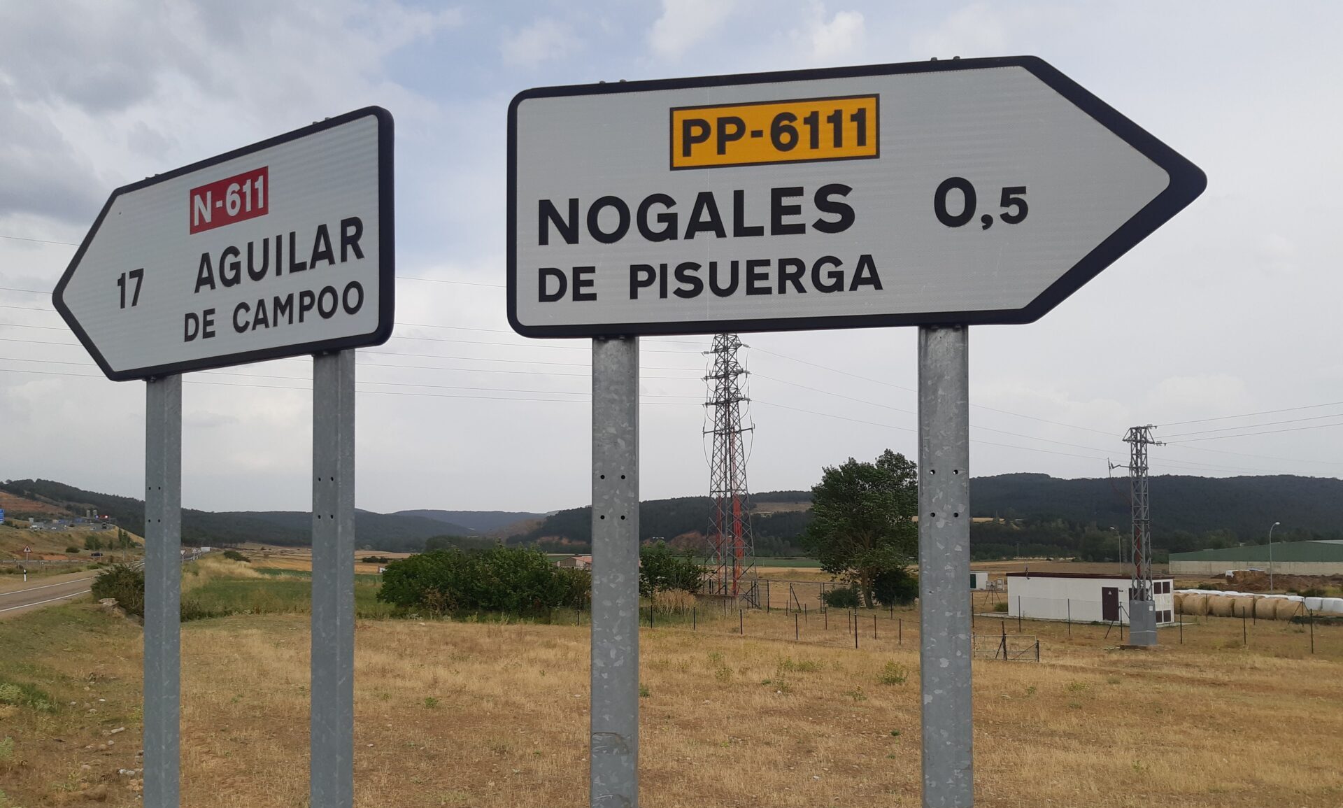 Zona por donde discurrirá el futuro  ramal y viaducto ferroviario desde la traza de la LAV hasta la línea convencional, ocupando parte de la vega y el polígono de Alar en Nogales. / Óscar Herrero