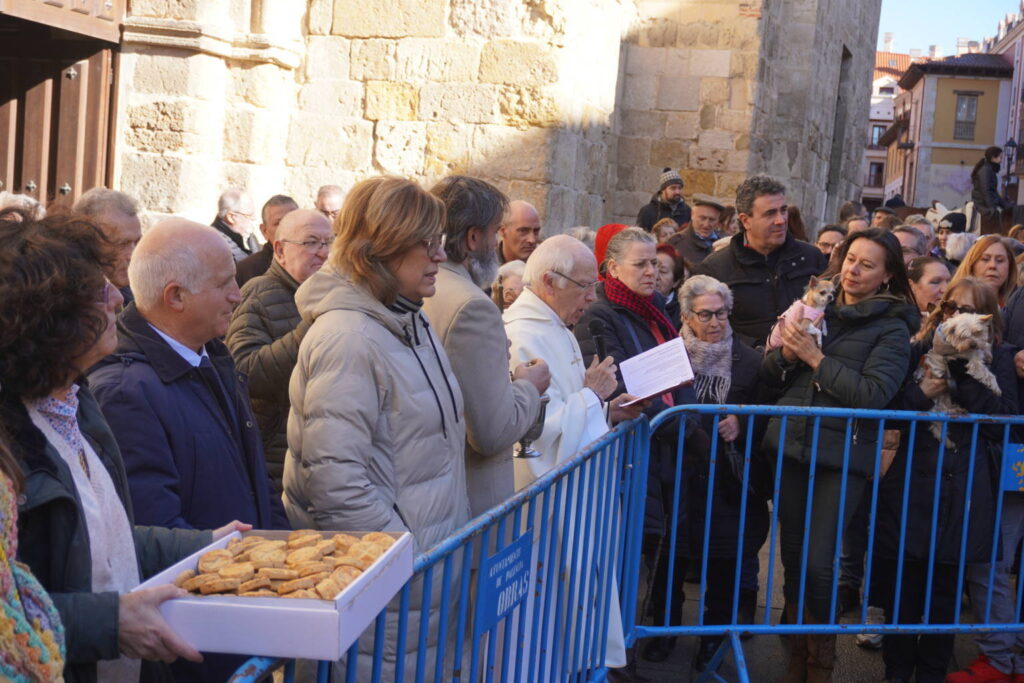 Bendición de los animales cpn motivo de San Antón Abad, en la iglesia de San Miguel