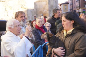 Bendición de los animales cpn motivo de San Antón Abad, en la iglesia de San Miguel