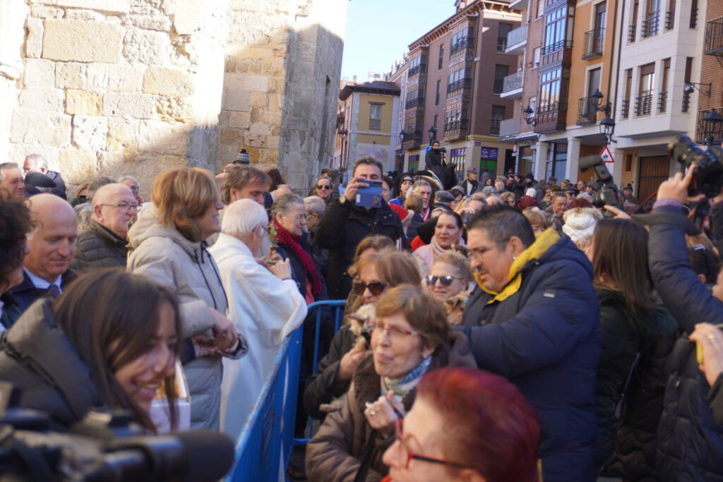 Bendición de los animales cpn motivo de San Antón Abad, en la iglesia de San Miguel