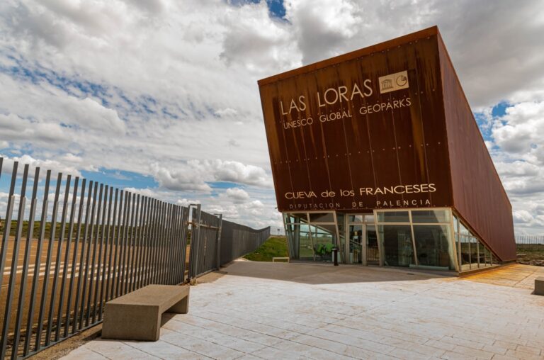 Cueva de los Franceses. Edificio