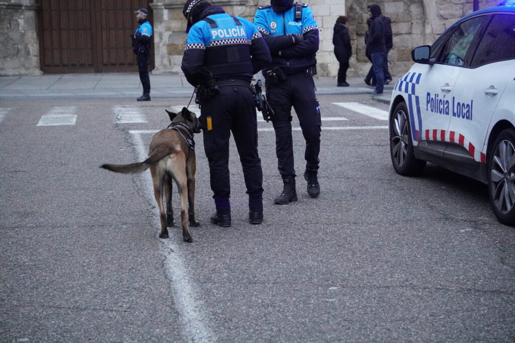 Policía Local de Palencia con uno de los perros de la Uican. / Óscar Herrero
