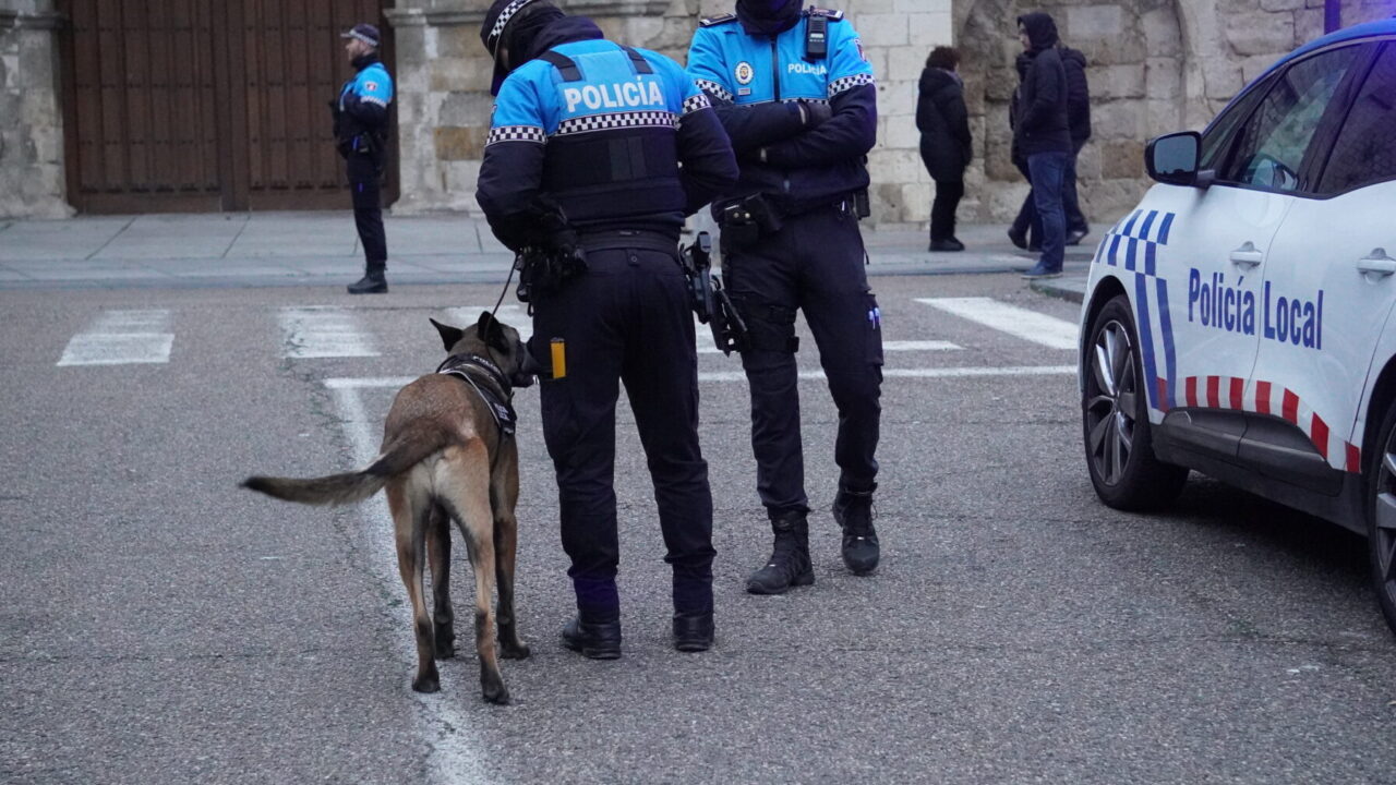Policía Local de Palencia con uno de los perros de la Uican. / Óscar Herrero