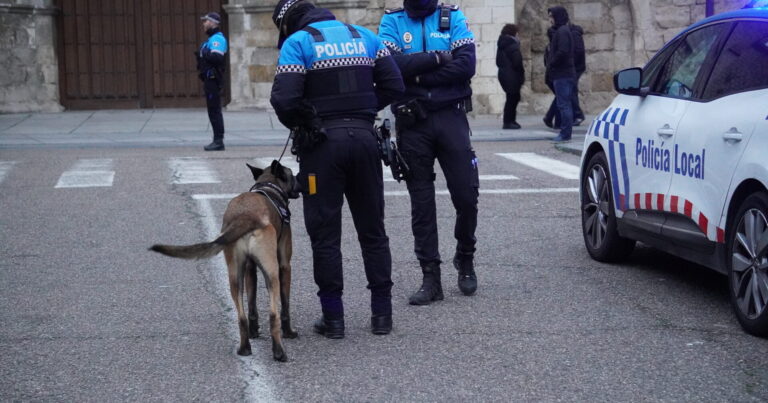Policía Local de Palencia con uno de los perros de la Uican. / Óscar Herrero
