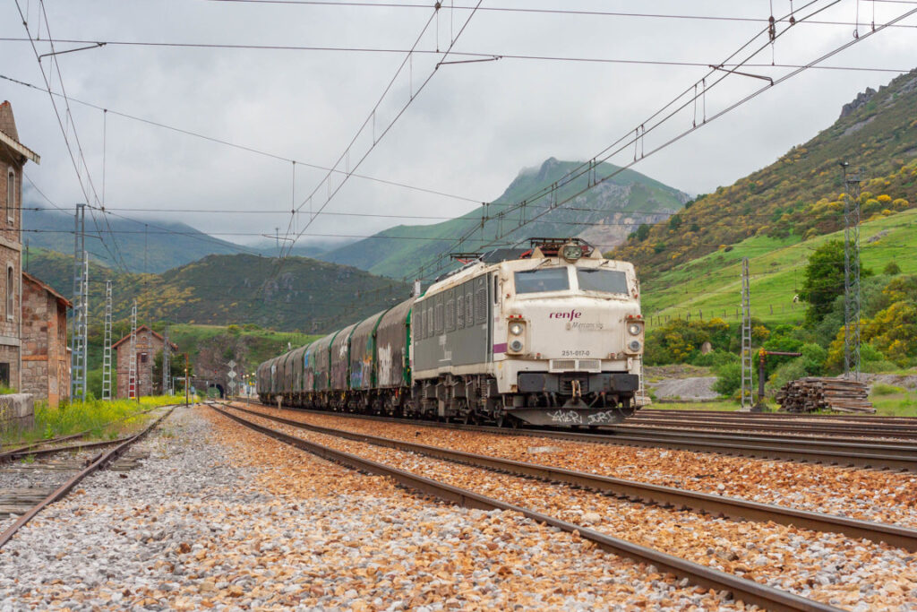 La cuenta 'Vía Muerta' publica el documental La conquista del puerto: 140 años del ferrocarril en Pajares'