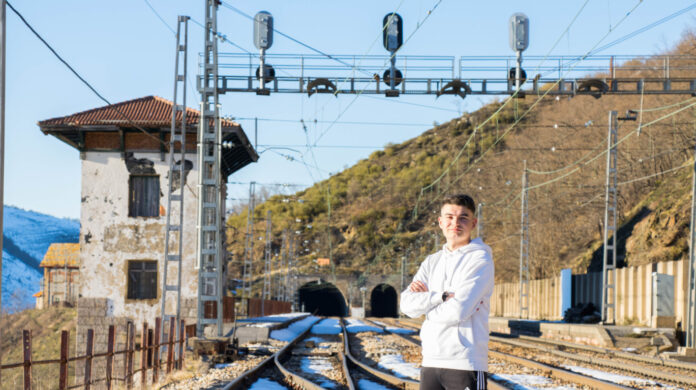 El joven palentino, Enrique Gómez, uno de los artífices del documental La conquista del puerto: 140 años del ferrocarril en Pajares'