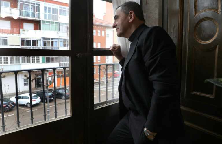 El obispo de Palencia, Mikel Garciandía Goñi, en su despacho del Obispado