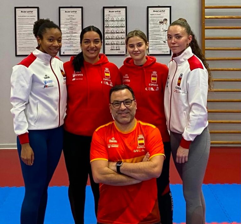 Isabel Nieto, María Torres, Sonia Pereira e Indira Zúñiga, junto con Iván Leal