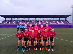 Resumen partido Valladolid - Palencia FF. En el encuentro disputado hoy en los anexos del zorrila hubo un claro protagonista, el aire. Primera parte con aire en contra que sumado al poco acierto en los pases hacía que nos fuéramos al descanso con un 2-1, aunque por juego y balón podría haber sido mucho peor. Apenas nos encontramos en el juego , con un centro del campo muy novedoso (Natalia, Julia y Sara) debido a las bajas. Solo podemos destacar en la primera parte un par de contras iniciadas por Lucía. Una de estas contras provocó un corner , que más tarde sacado por Rocío y finalizado por Sandra Juárez pondría el empate a 1. Tanto el 1-0 y el 2-1 de ellas vienen de un juego combinado con pase a nuestra espalda que sumado al aire a favor, nos hacía continuos daños. Hinojal (central) salvó en dos ocasiones seguidas el 2-0 bajo palos en la primera parte. Lara al final de la primera parte salva el 3-1 con un paradón que manda a corner. En la segunda parte con aire a favor , cambió algo la cosa. Con un muy buen comienzo en el arranque sumado a un pase de Luchi a la espalda de la defensa para Carolina Iglesias (que acababa de salir) se consigue el empate. Apenas era el primer balón que tocaba la jugadora que subía del cadete / juvenil. Tuvimos varias ocasiones para meter el tercero pero Anabel calcula mal (en un balón aéreo fácil para ella) un despeje por arriba de ellas, la pierde y se ve obligada a realizar falta, recibiendo así la amarilla que le hará perderse el próximo partido contra el Virgen del Camino (quinta amarilla). En esa misma falta lanzada desde un poco menos del medio campo, meterían un balón a la espalda de la defensa, Lara no calcula bien (se queda bajo palos) y meten a placer el 3-2 para ellas. Poco después, un corner lanzado por Rocío y rematado por Elena supone el empate a 3, resultado con el que finaliza el partido A 10 minutos del final , Luchi recibe roja directa en una disputa por un balón en el medio campo. Palencia Fútbol Femenino contra Real Valladolid 'B'