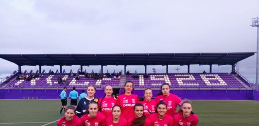 Resumen partido Valladolid - Palencia FF. En el encuentro disputado hoy en los anexos del zorrila hubo un claro protagonista, el aire. Primera parte con aire en contra que sumado al poco acierto en los pases hacía que nos fuéramos al descanso con un 2-1, aunque por juego y balón podría haber sido mucho peor. Apenas nos encontramos en el juego , con un centro del campo muy novedoso (Natalia, Julia y Sara) debido a las bajas. Solo podemos destacar en la primera parte un par de contras iniciadas por Lucía. Una de estas contras provocó un corner , que más tarde sacado por Rocío y finalizado por Sandra Juárez pondría el empate a 1. Tanto el 1-0 y el 2-1 de ellas vienen de un juego combinado con pase a nuestra espalda que sumado al aire a favor, nos hacía continuos daños. Hinojal (central) salvó en dos ocasiones seguidas el 2-0 bajo palos en la primera parte. Lara al final de la primera parte salva el 3-1 con un paradón que manda a corner. En la segunda parte con aire a favor , cambió algo la cosa. Con un muy buen comienzo en el arranque sumado a un pase de Luchi a la espalda de la defensa para Carolina Iglesias (que acababa de salir) se consigue el empate. Apenas era el primer balón que tocaba la jugadora que subía del cadete / juvenil. Tuvimos varias ocasiones para meter el tercero pero Anabel calcula mal (en un balón aéreo fácil para ella) un despeje por arriba de ellas, la pierde y se ve obligada a realizar falta, recibiendo así la amarilla que le hará perderse el próximo partido contra el Virgen del Camino (quinta amarilla). En esa misma falta lanzada desde un poco menos del medio campo, meterían un balón a la espalda de la defensa, Lara no calcula bien (se queda bajo palos) y meten a placer el 3-2 para ellas. Poco después, un corner lanzado por Rocío y rematado por Elena supone el empate a 3, resultado con el que finaliza el partido A 10 minutos del final , Luchi recibe roja directa en una disputa por un balón en el medio campo. Palencia Fútbol Femenino contra Real Valladolid 'B'