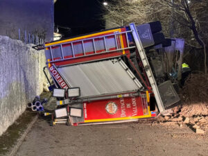 Heridos tres bomberos de la Diputación de Valladolid en el vuelco de su camión en Fompedraza