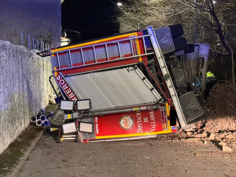 Heridos tres bomberos de la Diputación de Valladolid en el vuelco de su camión en Fompedraza