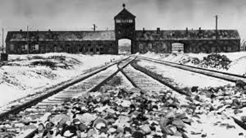 Imagen de archivo. La entrada de Auscwhitz II-Birkenau a la que los prisioneros llamaban la puerta de la muerte. © Museo de Auscwhitz