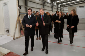 Alberto Núñez Feijóo y Alfonso Mañueco visitan la empresa Medgon en Carrión de los Condes (Palencia)