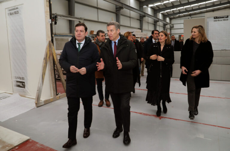 Alberto Núñez Feijóo y Alfonso Mañueco visitan la empresa Medgon en Carrión de los Condes (Palencia)