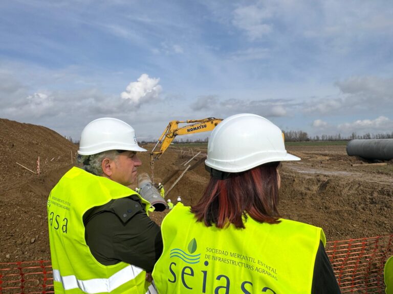 La secretaria de Estado de Agricultura y Alimentación, Begoña García, visita las obras de modernización de regadío de los canales del Bajo Carrión, en la provincia de Palencia
