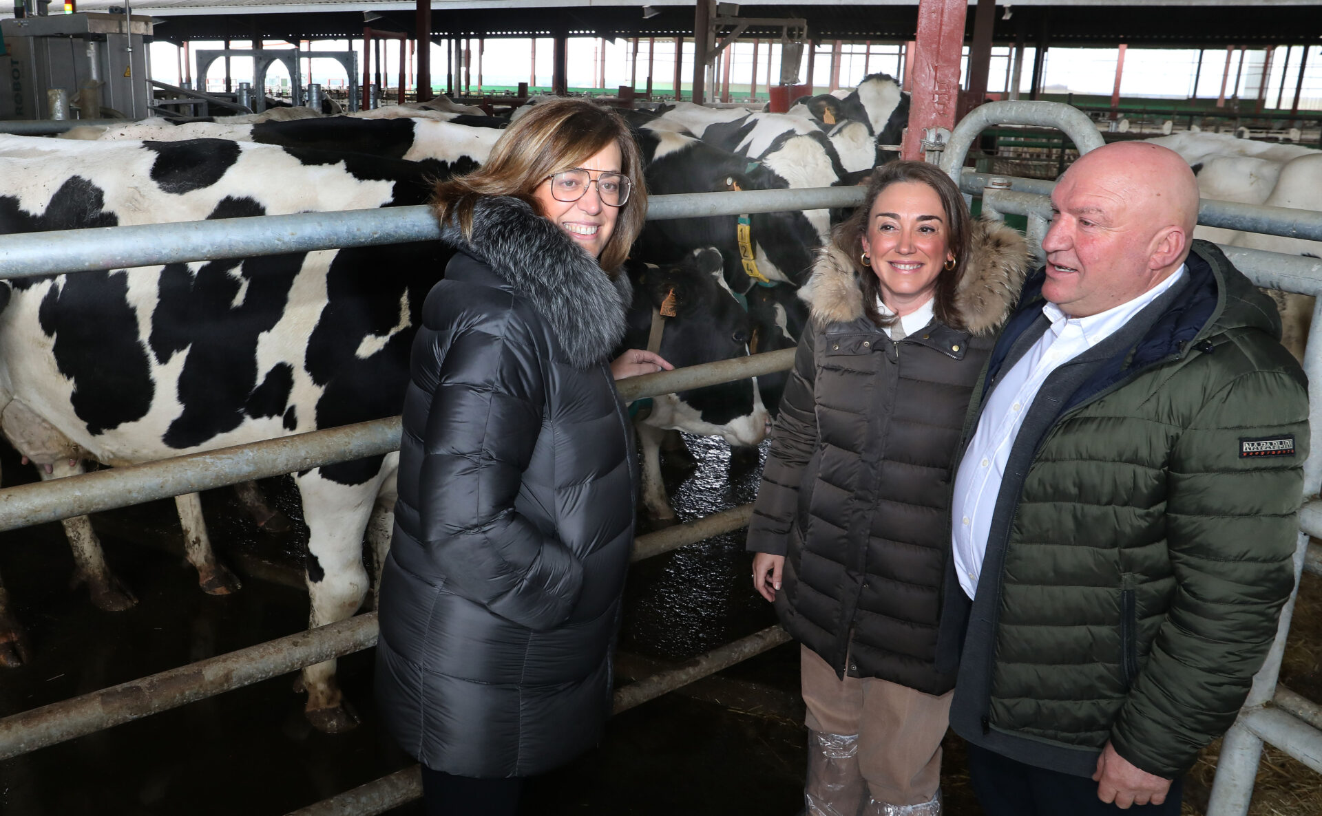 La consejera de Agricultura visita una granja de vacuno de leche en Dehesa de Romanos (Palencia)