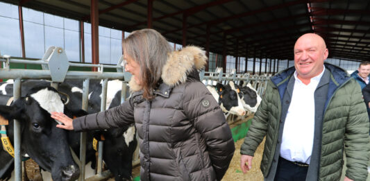 La consejera de Agricultura visita una granja de vacuno de leche en Dehesa de Romanos (Palencia)