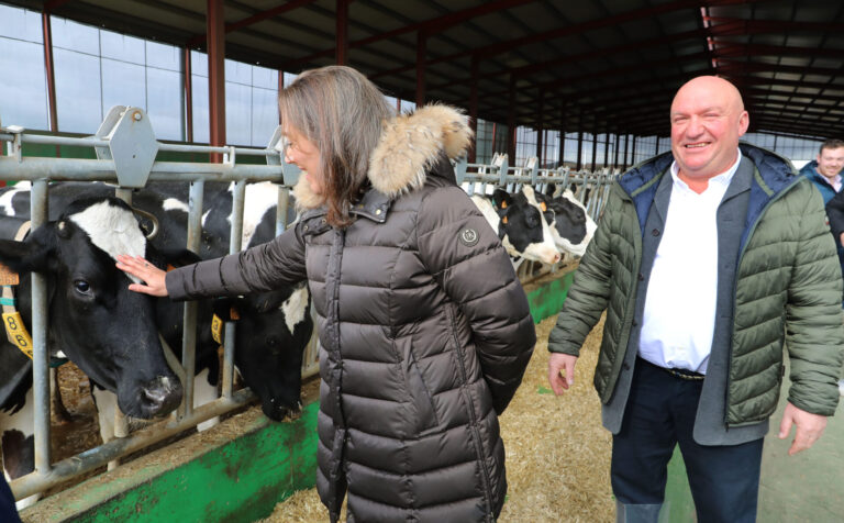 La consejera de Agricultura visita una granja de vacuno de leche en Dehesa de Romanos (Palencia)