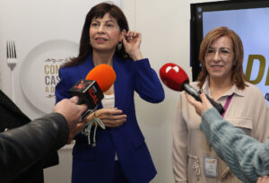 La ministra de Igualdad visita una cooperativa en Saldaña (Palencia)