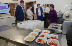 La ministra de Igualdad visita una cooperativa en Saldaña (Palencia)