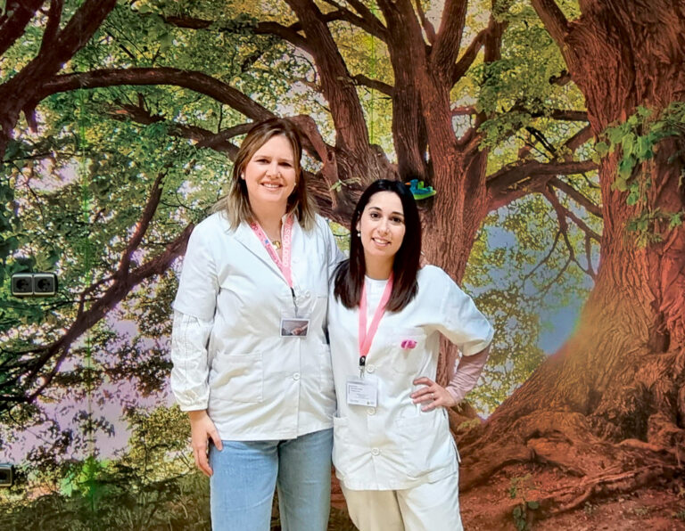 Ana Rioseras y Teresa Martín, del Programa de Atención Integral a personas con Enfermedades Avanzadas de la Fundación laCaixa