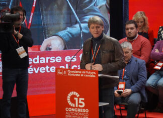 Carlos-Martínez-y-Pedro-Sánchez-durante-el-15-Congreso-Autonómico-del-PSOE-de-CyL-en-Palenci2a2