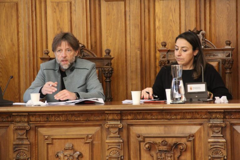 Francisco Fernández y Miriam Andrés durante un Pleno en el Ayuntamiento de Palencia