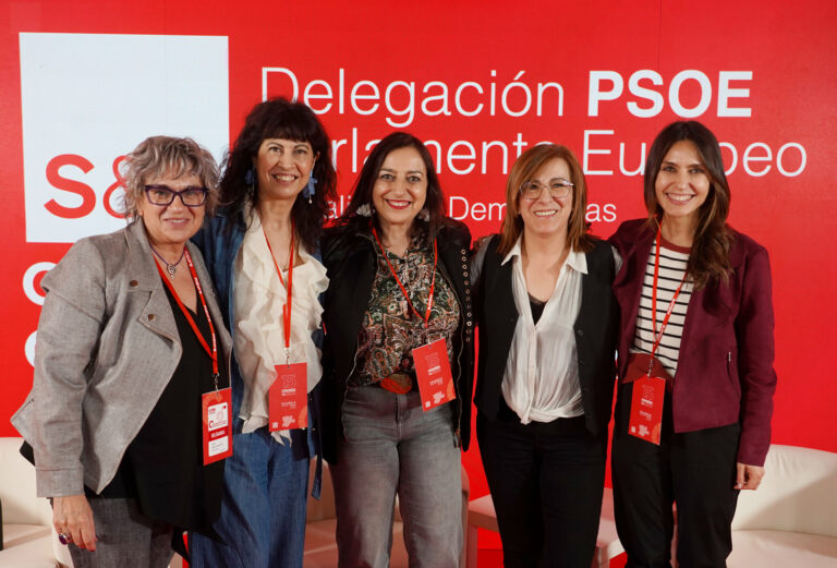 Ágora ‘Igualdad para transformar Castilla y León’ con (I a D) la senadora Elena Diego; la ministra de Igualdad, Ana Redondo, la alcaldesa de Palencia Miriam Andrés, la presidenta de Fademur Castilla y León Loreto Fernández y Juana López