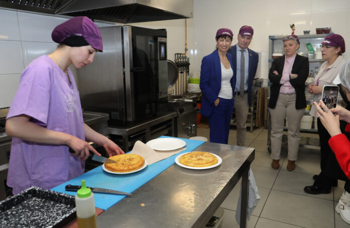 La-ministra-de-Igualdad-visita-Lovepamur-en-Saldaña--Brágimo-ICAL2 (1)