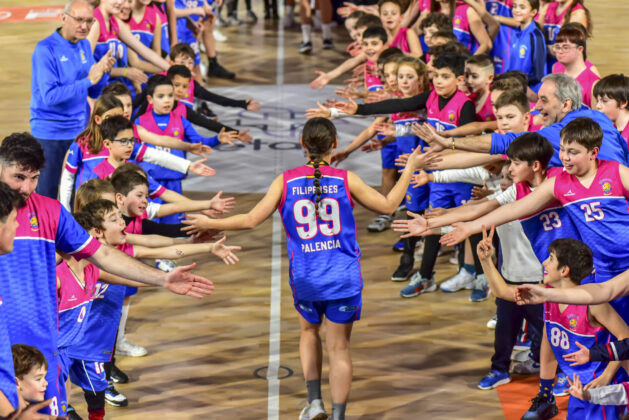Fotografía: Isma Suárez. Recibimiento de los jóvenes jugadores del Filipenses