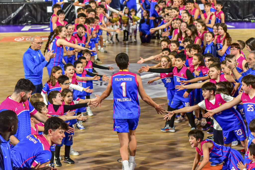 Fotografía: Isma Suárez. Recibimiento de los jóvenes jugadores del Filipenses